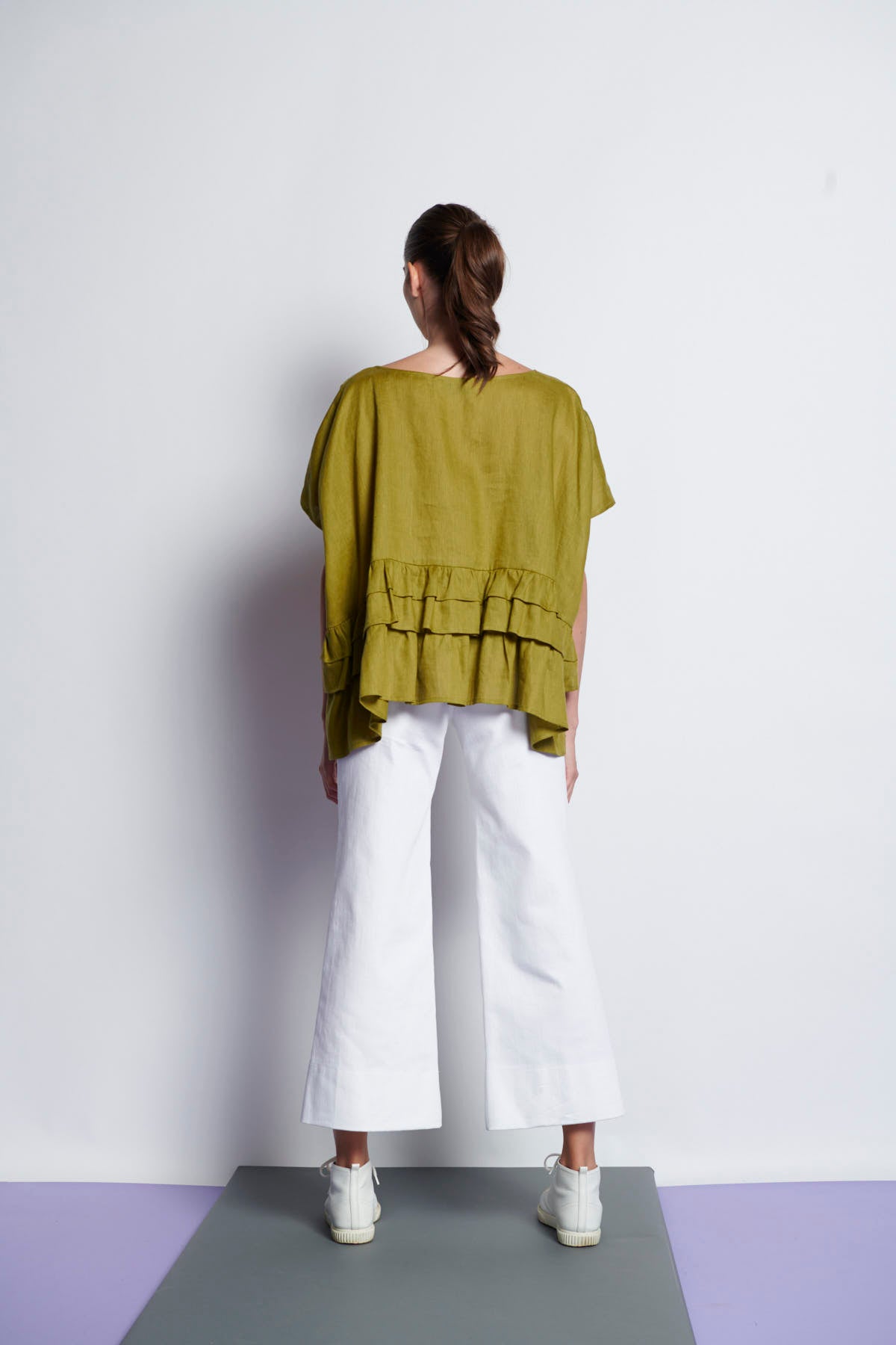 An easy-fit, tiered ruffle linen top with round neckline and short sleeves in olive