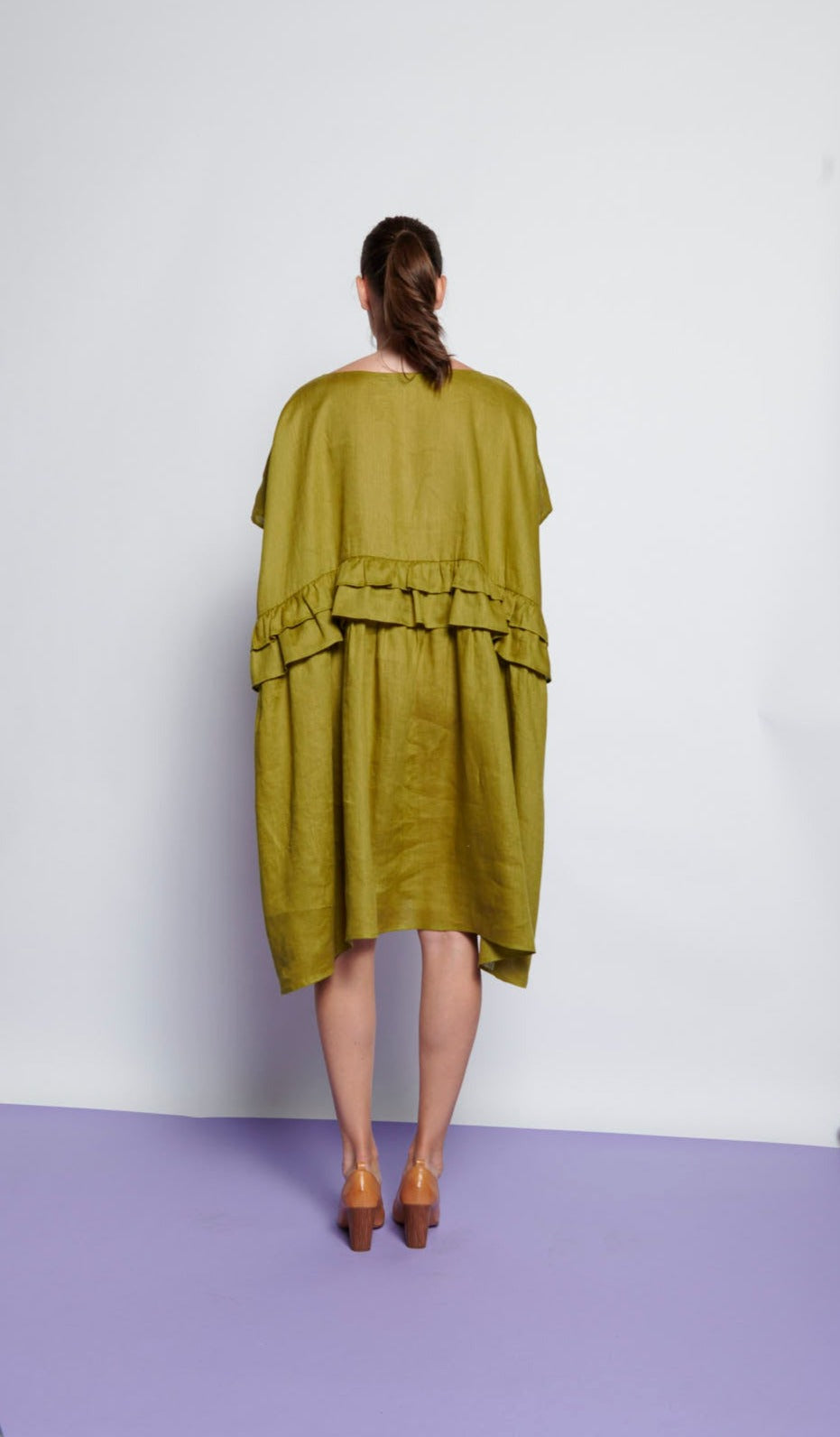 An easy-fit, knee-length tiered ruffle linen dress with round neckline and short sleeves in olive
