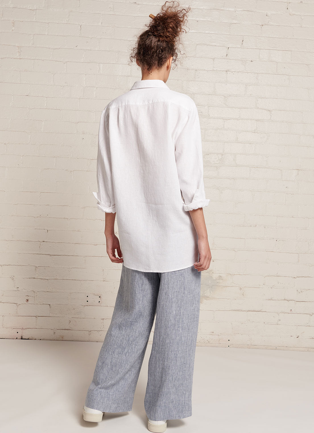 A denim, wide-leg pants with wide and elasticated back waistband and side pockets in yarn dye washed linen