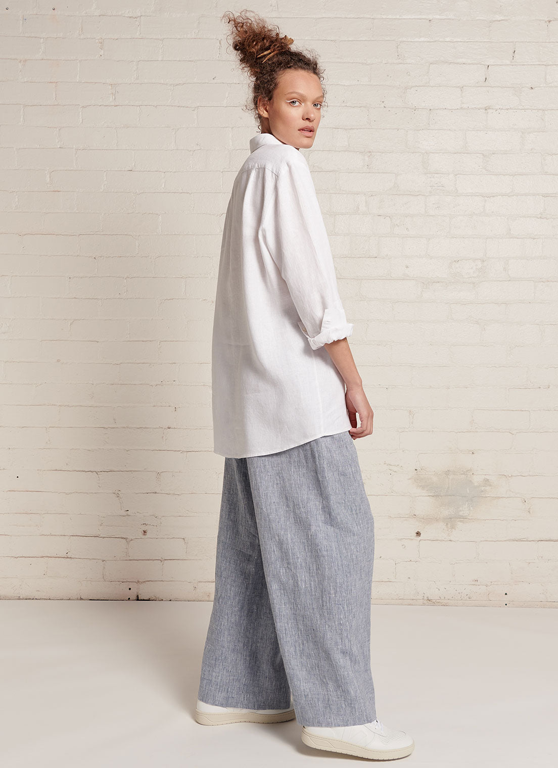 A denim, wide-leg pants with wide and elasticated back waistband and side pockets in yarn dye washed linen