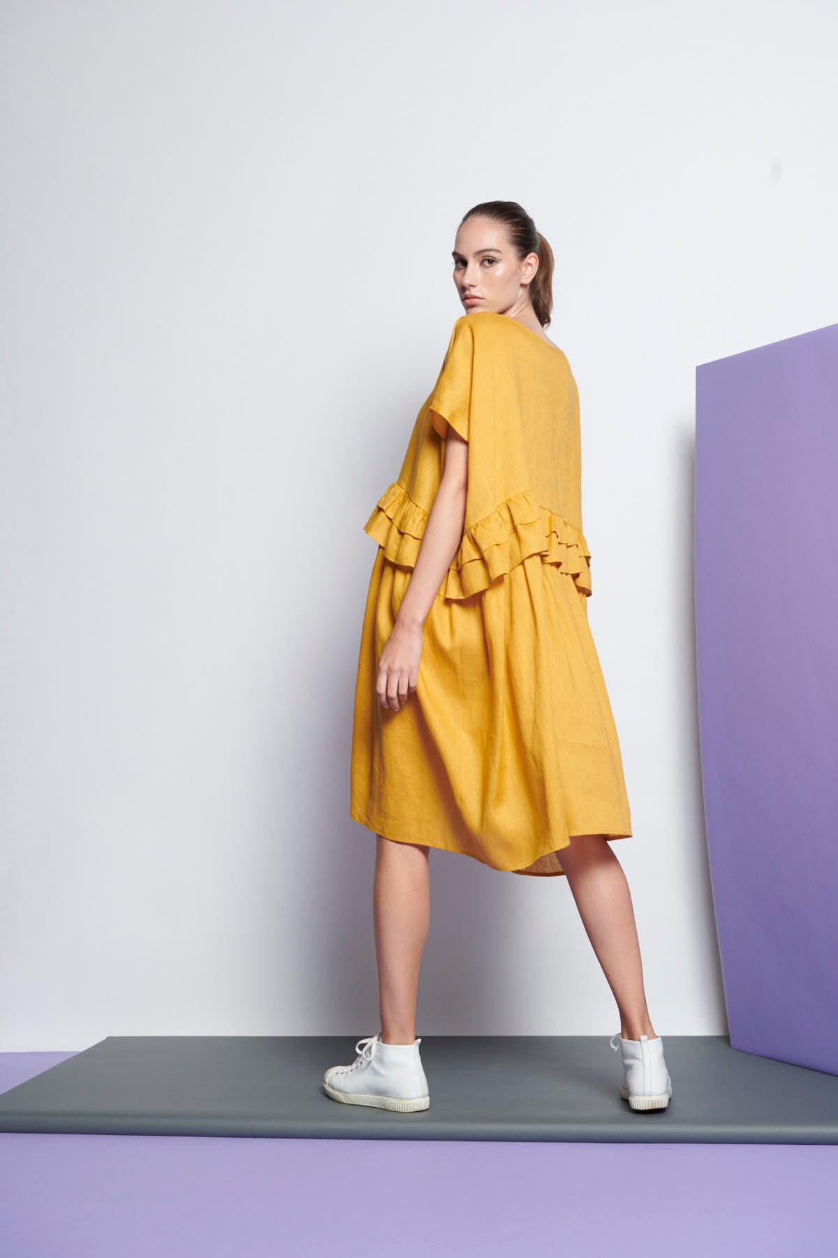 An easy-fit, knee-length tiered ruffle linen dress with round neckline and short sleeves in yellow