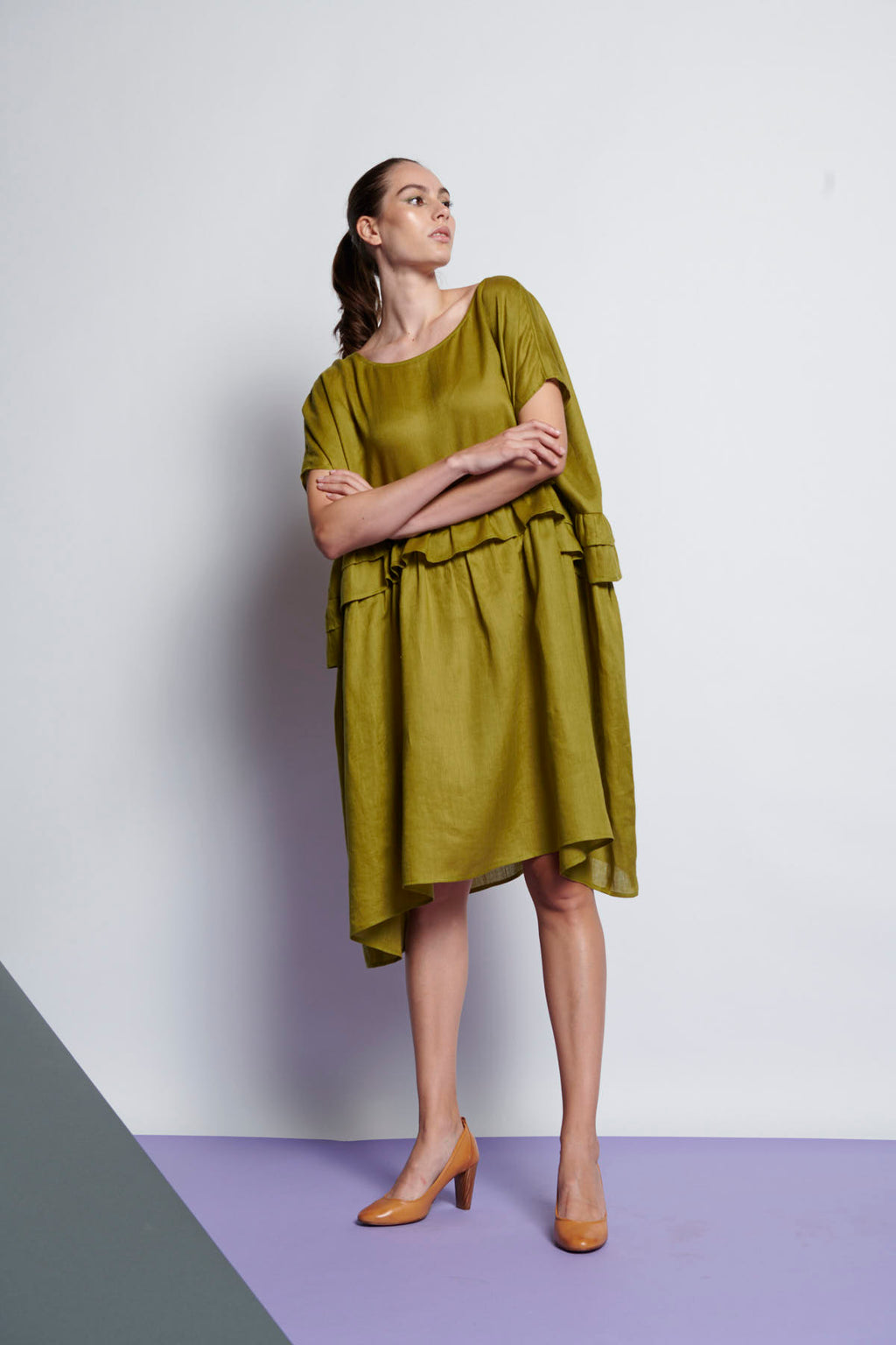 An easy-fit, knee-length tiered ruffle linen dress with round neckline and short sleeves in olive