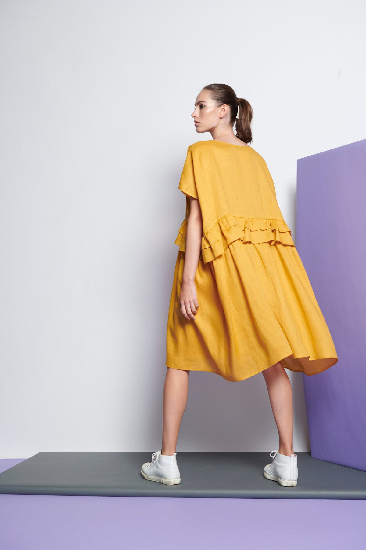 An easy-fit, knee-length tiered ruffle linen dress with round neckline and short sleeves in yellow